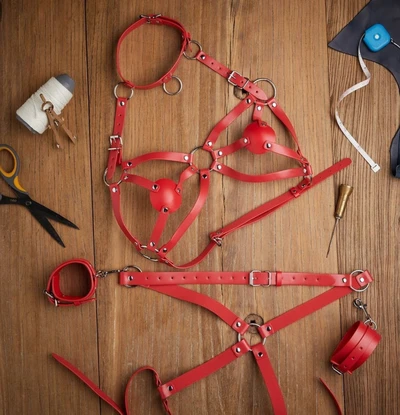 Kelepçeli Kırmızı Deri Harness - Fantezi Kostüm